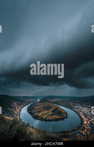 Blick über die Mosel bei Bremm auf das Gewitter und im Herbst. Wolkenwelle über die Moselschleife und die Weinberge, Rheinland-Pfalz Stockfoto