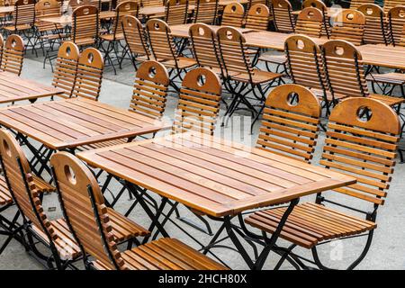 Leere Tische und Stühle während der Absperrung, Berlin, Deutschland Stockfoto