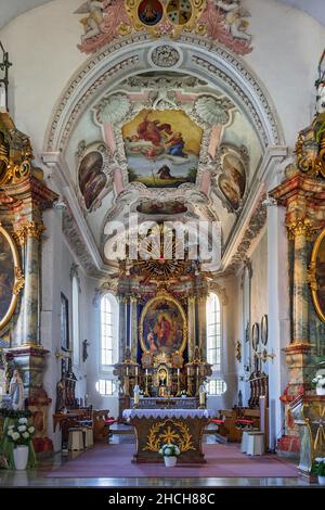 Hauptaltar und Deckenfresken, katholische Pfarrkirche St. Magnus, Lenzfried, Kempten, Oberbayern, Bayern, Deutschland Stockfoto