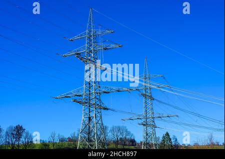 Hochspannungsmasten am Transformatorenwerk bei Kempten, Allgäu, Bayern, Deutschland Stockfoto