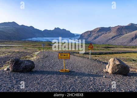 Geschlossene Schotterstraße, Vatnajoekull Gletscher, Berge und weite Landschaft dahinter, Ring Road, Island Stockfoto