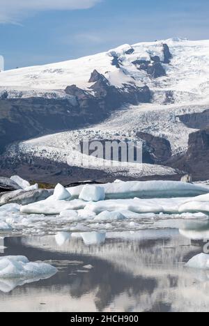 Fjallsarlon-Eislagune, Eisschollen vor dem Vatnajoekull-Gletscher, Hornafjoerour, Island Stockfoto