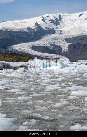 Fjallsarlon-Eislagune, Eisschollen vor dem Vatnajoekull-Gletscher, Hornafjoerour, Island Stockfoto