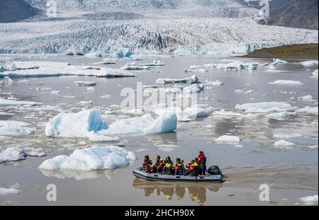 Ausflugsboot auf der Eislagune Fjallsarlon, Eisschollen, Hornafjoerour, Island Stockfoto