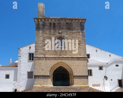 Schöne Kathedrale von Faro, interessante Architektur an der Algarve Küste von Portugal Stockfoto