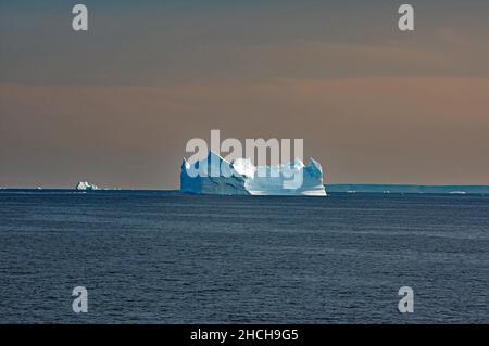 Eisberge im Abendlicht, Disko Bay, Arktis, Grönland, Dänemark Stockfoto