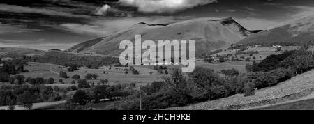 Sommeransicht über Skiddaw Fell, in der Nähe von Keswick, Lake District National Park, Cumbria, England, Großbritannien Skiddaw Fell ist einer der 214 Wainwright Fells Stockfoto