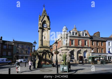 Uhrturm und Musgrave Monument, Marktplatz, Penrith Stadt, Cumbria, England, Großbritannien Stockfoto