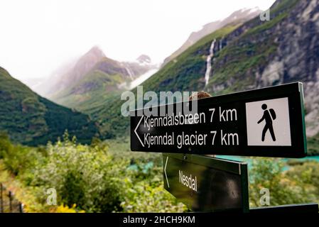 Schild bei Lovatnet bei Loen in der Nähe des Gletschers Kjenndalsbreen, Norwegen Stockfoto