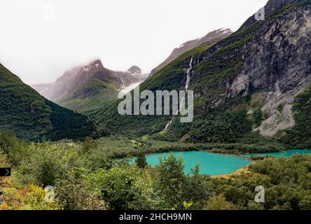 Lovatnet bei Loen in der Nähe des Gletschers Kjenndalsbreen, Norwegen Stockfoto