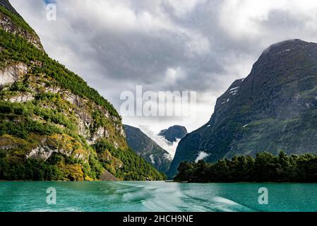 Bootsfahrt auf Lovatnet in der Nähe des Kjenndahl-Gletschers in Norwegen Stockfoto