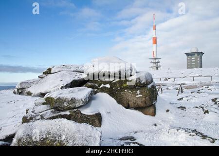 Felsen mit Sendemast und Brocken-Herberge auf dem winterlich schneebedeckten Brocken, Winter, Schnee, Harz, Sachsen-Anhalt, Deutschland Stockfoto