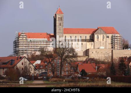 29. Dezember 2021, Sachsen-Anhalt, Quedlinburg: Die Stiftskirche St. Servatii auf dem Schlossberg ist derzeit mit Gerüsten überzogen. Die umfangreichen Renovierungsarbeiten sollen bis Mitte 2022 abgeschlossen sein. Danach folgt die Renovierung des Seitengangs, die bis Ende 2022 andauern soll. Die Kirche wurde 1129 geweiht. Foto: Matthias Bein/dpa-Zentralbild/dpa Stockfoto