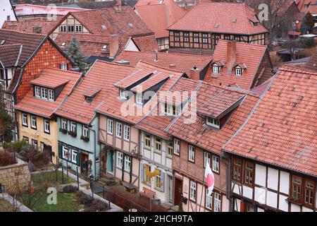 29. Dezember 2021, Sachsen-Anhalt, Quedlinburg: Blick in die Altstadt von Quedlinburg. Quedlinburg ist mit einem historisch aufgebauten Stadtkern von mehr als 80 Hektar eines der größten Landdenkmäler Deutschlands und wurde auch in die UNESCO-Welterbeliste aufgenommen. Die geschlossene mittelalterliche Stadtgestaltung und der riesige Bestand an Fachwerkhäusern dokumentieren mehr als sechs Jahrhunderte Fachwerkbau in einzigartiger Qualität und Quantität. Foto: Matthias Bein/dpa-Zentralbild/dpa Stockfoto