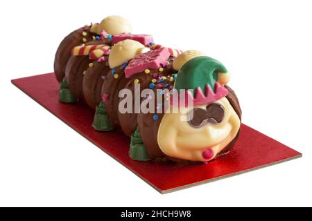 Festlicher Elf Colin die Caterpillar-Torte von M&S isoliert auf weißem Hintergrund Stockfoto