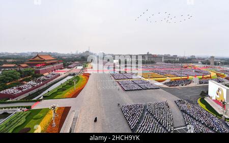 (211229) -- PEKING, 29. Dezember 2021 (Xinhua) -- Hubschrauber fliegen über den Tian'anmen-Platz in der Bildung von '100' vor einer großen Versammlung zur Feier des 100. Jahrestages der Kommunistischen Partei Chinas (KPCh) auf dem Tian'anmen-Platz in Peking, der Hauptstadt Chinas, 1. Juli 2021. Xinhuas Top-10-Nachrichtenereignisse in China im Jahr 2021 4. CPC feiert sein hundertjähriges Bestehen Die CPC feierte am 1. Juli den 100th. Jahrestag ihrer Gründung. Xi Jinping, Generalsekretär des Zentralkomitees der KPCh, hielt eine Rede auf einer großen Versammlung auf dem Tian'anmen-Platz, in der er den Erfolg der Partei gegenüber dem begrüßte Stockfoto