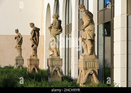 Figuren vor dem Neuen Schloss Gammertingen, Naturpark Obere Donau, Baden-Württemberg, Deutschland Stockfoto