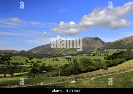 Sommeransicht über Skiddaw Fell, in der Nähe von Keswick, Lake District National Park, Cumbria, England, Großbritannien Skiddaw Fell ist einer der 214 Wainwright Fells Stockfoto