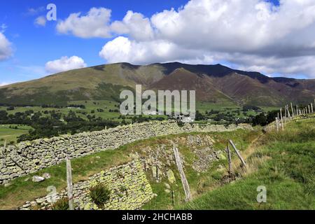 Sommerblick über den Blencathra Fell, in der Nähe des Dorfes Threlkeld, Lake District National Park, Cumbria, England, Großbritannien Stockfoto