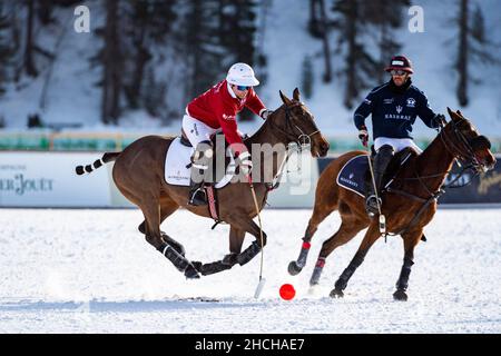 Nacho Gonzalez (rot) vom Team St. Moritz gegen Adrian Laplacette jr. (Blau) vom Team Maserati, 36th Snow Polo World Cup St. Moritz 2020, Lake St. Stockfoto