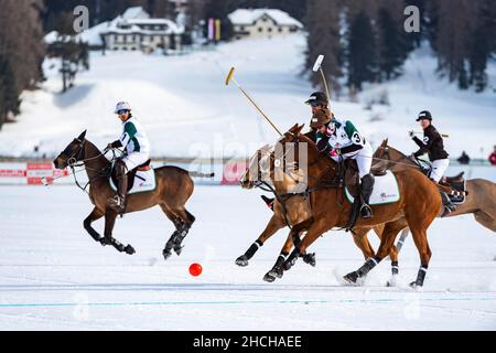 Santiago Marambio (weiß) vom Team Azerbaijan Land of Fire und Nic Roldan (schwarz) vom Team Badrutt's Palace Hotel kämpfen um den Ball, 36th Snow Stockfoto