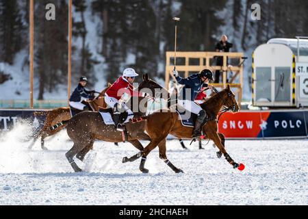 Valentin Novillo Astrada (blau) vom Team Maserati von Nacho Gonzalez (rot) vom Team St. Moritz, 36th Snow Polo World Cup St. Moritz 2020, Lake Stockfoto