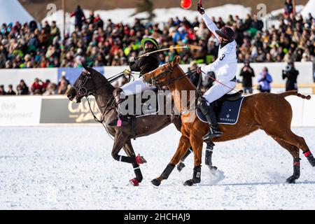 NIC Roldan (schwarz) vom Team Badrutt's Palace Hotel kämpft hart gegen Adrian Laplacette jr. (Weiß) vom Team Maserati für den fliegenden Ball, 36th Snow Stockfoto