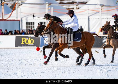 NIC Roldan (schwarz) vom Team Badrutt's Palace Hotel kämpft hart gegen Adrian Laplacette jr. (Weiß) vom Team Maserati für den Ball, 36th Snow Polo Stockfoto