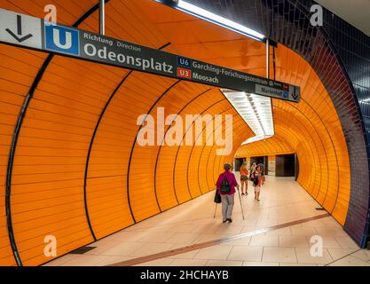 Orangefarbener gekachelter Tunnel am Marienplatz, München, Bayern, Deutschland Stockfoto