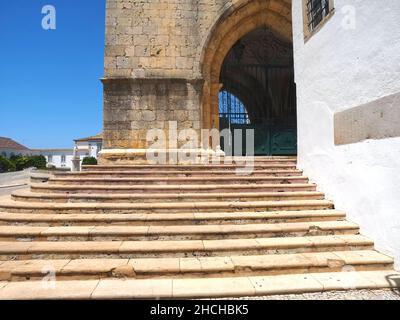 Schöne Kathedrale von Faro, interessante Architektur an der Algarve Küste von Portugal Stockfoto