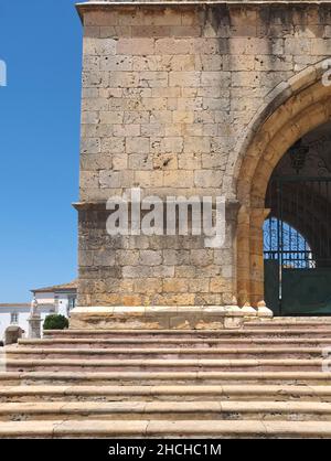 Schöne Kathedrale von Faro, interessante Architektur an der Algarve Küste von Portugal Stockfoto