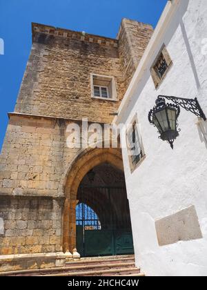 Schöne Kathedrale von Faro, interessante Architektur an der Algarve Küste von Portugal Stockfoto