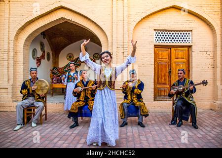 Folklore-Performance in einer Karawanserei, Usbekistan, Usbekistan Stockfoto