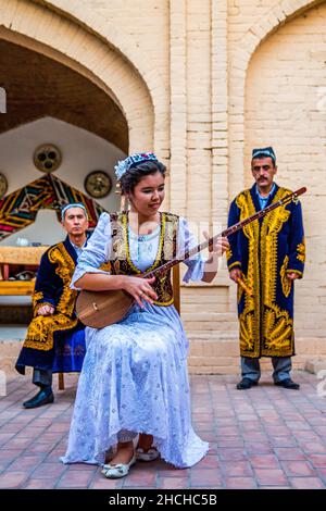 Folklore-Performance in einer Karawanserei, Usbekistan, Usbekistan Stockfoto