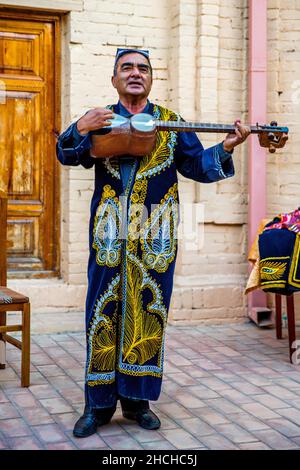 Folklore-Performance in einer Karawanserei, Usbekistan, Usbekistan Stockfoto