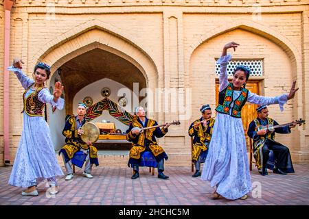 Folklore-Performance in einer Karawanserei, Usbekistan, Usbekistan Stockfoto