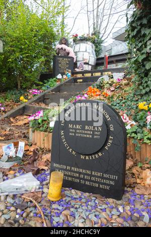 Denkmal am Straßenrand und Schrein für Marc Bolan, Queen's Ride, Barnes Common, London, England, GROSSBRITANNIEN Stockfoto