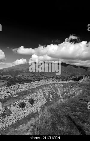 Sommerblick über den Blencathra Fell, in der Nähe des Dorfes Threlkeld, Lake District National Park, Cumbria, England, Großbritannien Stockfoto