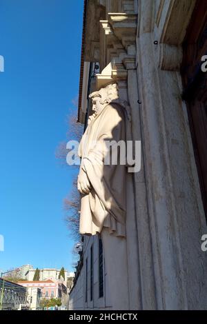 Klassische Skulpturen am Eingang des Wohnhauses Büro des Generalanwalts der Republik, Lissabon, Portugal Stockfoto