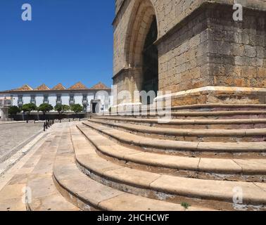 Schöne Kathedrale von Faro, interessante Architektur an der Algarve Küste von Portugal Stockfoto