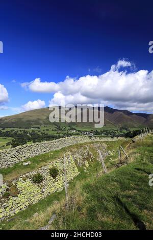 Sommerblick über den Blencathra Fell, in der Nähe des Dorfes Threlkeld, Lake District National Park, Cumbria, England, Großbritannien Stockfoto