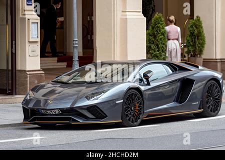 Geparkter Lamborghini Aventador-Sportwagen vor dem Hotel vier Jahreszeiten Kempinski, Maximilianstraße, München, Oberbayern, Bayern, Deutschland Stockfoto