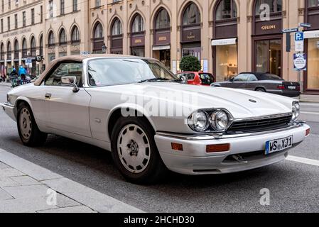 Geparkter Oldtimer-Sportwagen Jaguar XJ-S V12 Cabrio, Baujahr 1988, Maximilianstraße, München, Oberbayern, Bayern, Deutschland Stockfoto