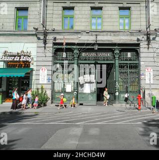 Kinder, die vor einem Seiteneingang der Großen Markthalle (Vasarcsarnok) in Budapest, Ungarn, spielen, Stockfoto