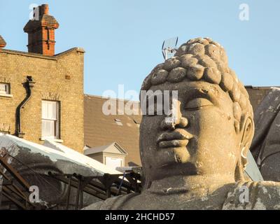 Nahaufnahme eines großen Buddhas Kopf in einem Schrottplatz in London Stockfoto