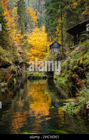 Wanderung durch die Kamnitzklamm im Herbst Stockfoto