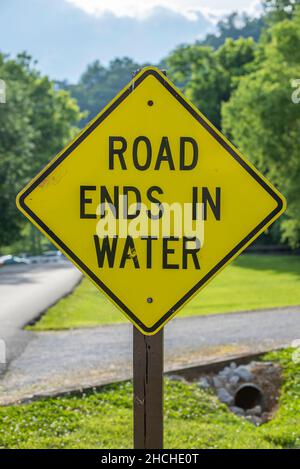 Warnschild „Straße endet im Wasser“ Stockfoto