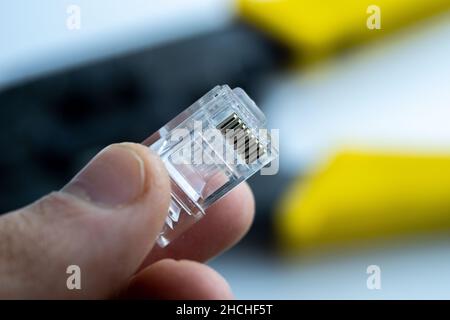 LAN ethernet RJ45-Anschluss in der Hand. Nahaufnahme Stockfoto