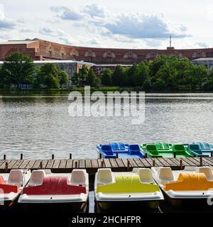 Der Dutzendteich in Nürnberg. Tretboote können stundenweise gemietet werden. Im Hintergrund die Kongresshalle auf dem Reichsparteiengelände. Stockfoto