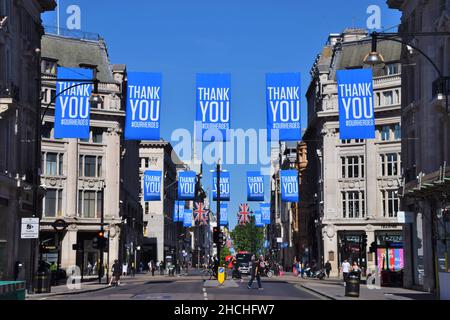 Vielen Dank, unsere Helden-Flaggen auf der Oxford Street während der Coronavirus-Pandemie. London, Großbritannien 12th. Juli 2020. Stockfoto